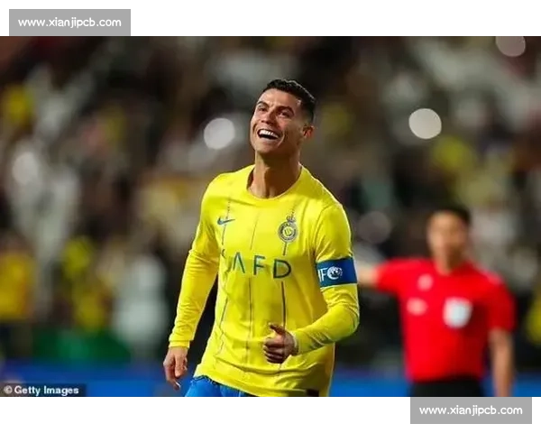 C 罗父亲节晒父子合照!迷你罗身高逼近父亲,黑指甲油细节引热议